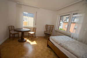 Eckzimmer (Größe 14 Quadratmeter) 8 Eckzimmer mit offenen Gardinen
